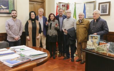 El Alcalde recibe a los socios y al personal de Urgencias Mérida que cierra tras casi cuarenta años de actividad