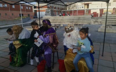 Los niños y niñas de la barriada de San Lázaro recibieron la visita de Sus Majestades los Reyes Magos