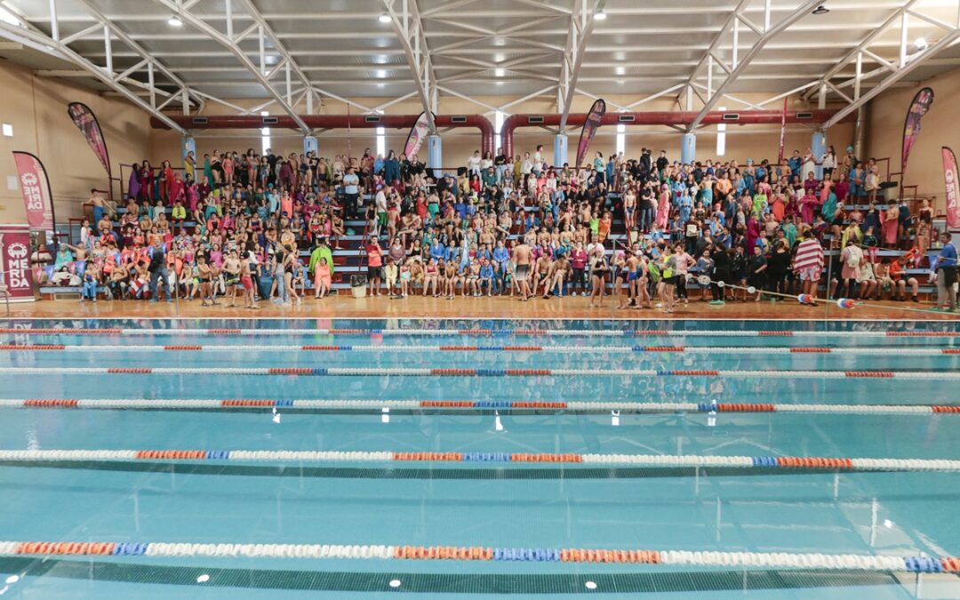 Cuatrocientos alumnos de catorce centros educativos participan en la clausura del programa de natación