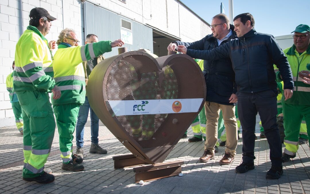 Los trabajadores y trabajadoras de Parques y Jardines adquieren un corazón solidario cuyos beneficios irán destinados a la Asociación de Epilepsia de Extremadura