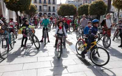 El Día de la Bici Carnavalera se celebrará mañana martes, a las 17 horas, desde la Plaza de Roma