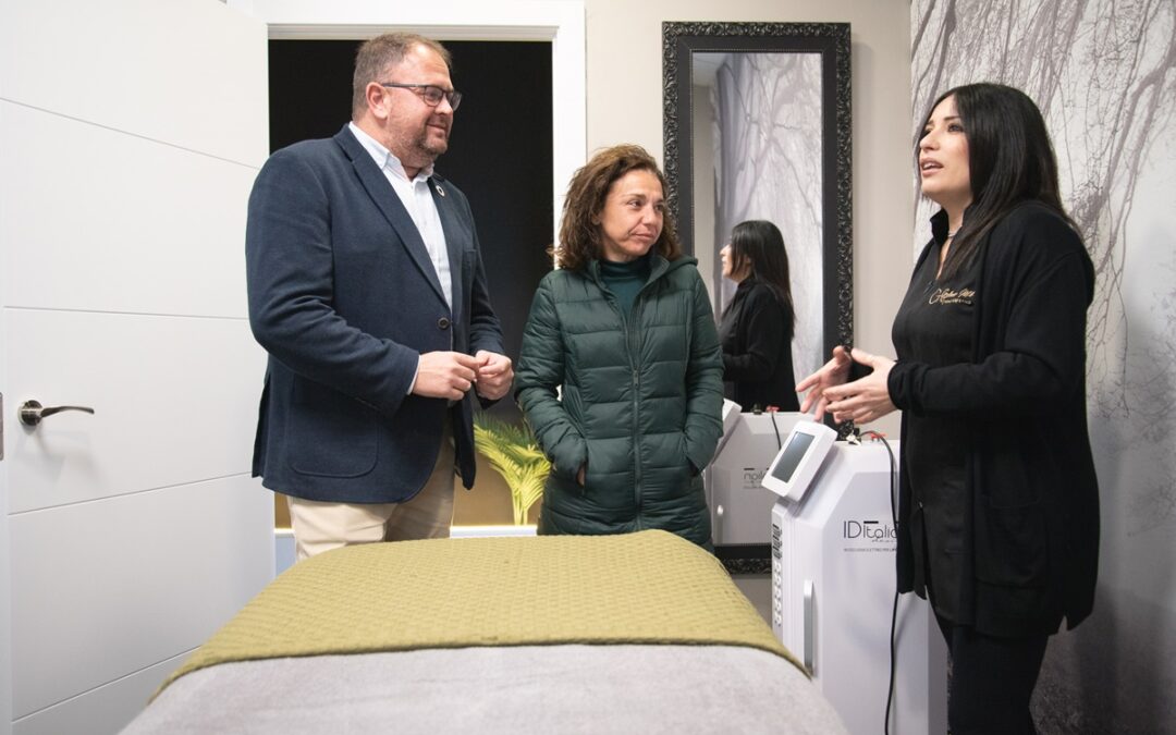 El alcalde visita en La Calzada un centro de estética que acaba de abrir sus puertas