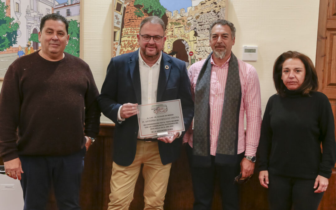 El alcalde, Antonio Rodríguez Osuna, recibe un reconocimiento de los trabajadores del Mercadillo de Mérida, y anuncia, durante el acto, que volverán a sacar las ayudas de 1.000 euros para las y los autónomos del mercadillo emeritense y mejorar las condiciones del Ferial