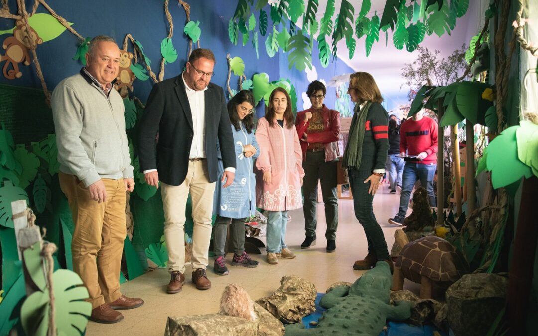 El alcalde visita una recreación de los parques naturales y diferentes ecosistemas en el Colegio Escolapias realizados por los alumnos y sus familias