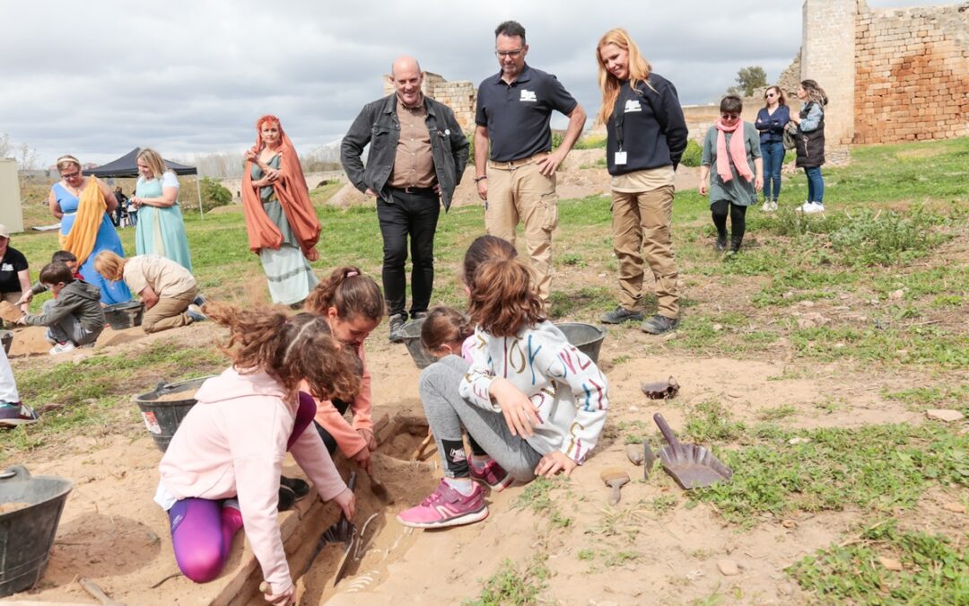 Más de 600 “arqueólogos por un día” excavan y aprenden en el yacimiento de la Huerta de Otero con los alumnos de la Escuela Profesional Barraeca II