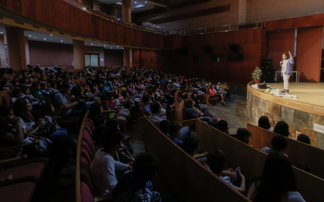 Más de 400 escolares participan en el homenaje a Hans Christian Andersen en el Día del Libro Infantil