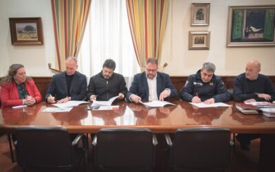 El Alcalde firma con las centrales sindicales cuatro compromisos de aumentos retributivos para los empleados municipales con una aportación total de 1,4 millones de euros