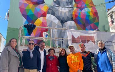 El alcalde visita los trabajos del artista internacional Okuda que realiza la sexta de las obras que componen el Museo de Muralismo Contemporáneo de La Antigua