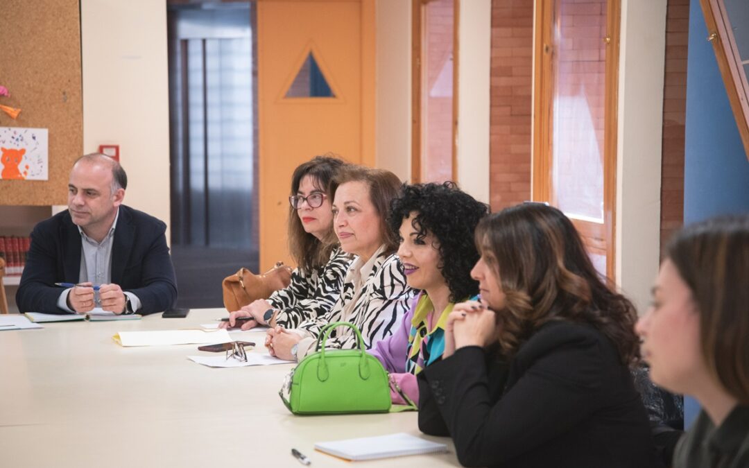 El Ayuntamiento, la Junta y la Fundación ”la Caixa” ponen en marcha el programa CaixaProinfancia para garantizar la promoción socioeducativa de los menores