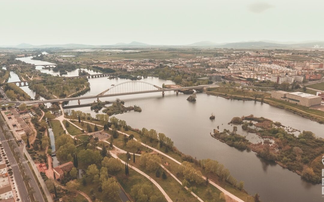 Gran parte del superávit del ayuntamiento se destinará a nuevas obras en parques infantiles y jardines de toda la ciudad, creación de nuevas pistas deportivas en las barriadas, potenciar el Año Jubilar Eulaliense, la nueva plaza del atrio de Santa Eulalia o un millón de euros en ayudas al comercio local entre otras múltiples obras e infraestructuras