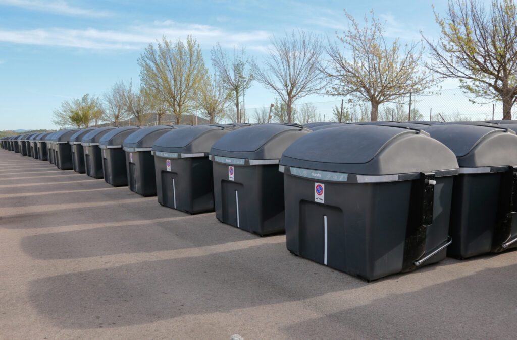 Hoy comienza la instalación de los 1.200 nuevos contenedores de residuos, adquiridos por el Ayuntamiento, en todas las barriadas de la ciudad