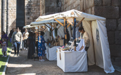 El mercado de artesanas regresa durante Semana Santa a la Plaza de las Méridas del Mundo con las nuevas casetas municipales