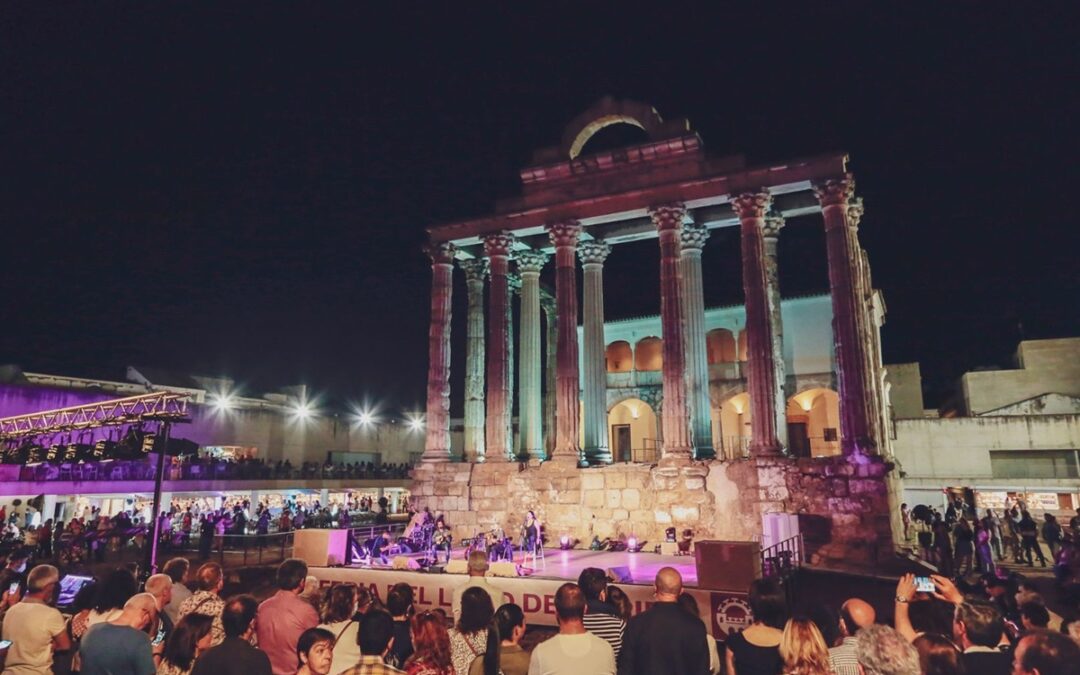 La XLII Feria del Libro ofrece cada día, como fin de programa, un concierto gratuito en el Templo de Diana