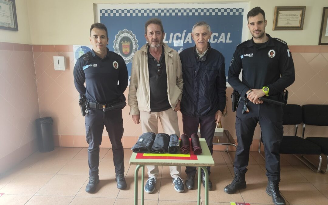 La Policía Local devuelve a un joyero de la ciudad collares valorados en ocho mil euros