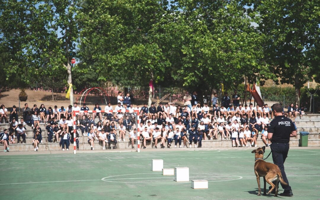 La Unidad Canina de la Policía Local participa en una exhibición en el colegio de las Josefinas de Mérida junto a miembros de la unidad canina de Almendralejo