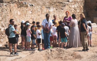 Decenas de escolares de Mérida realizan labores de “arqueólogos por un día” en el yacimiento de la Huerta de Otero con los alumnos de la Escuela Profesional Barraeca II