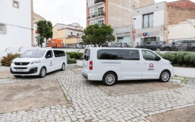 El Ayuntamiento recibe dos nuevos vehículos de transporte que darán servicio a distintas delegaciones municipales