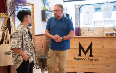 El alcalde visita ‘Memoria Mérida’ la nueva tienda de recuerdos y productos con imágenes de la ciudad que ha abierto sus puertas en José Ramón Mélida