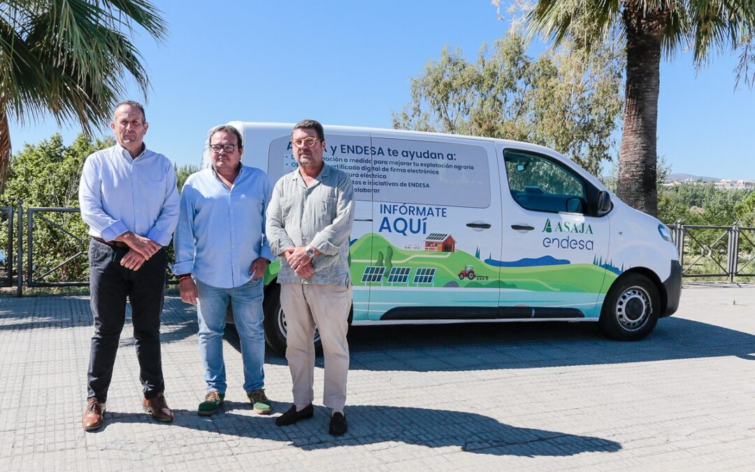 La oficina móvil de digitalización rural promovida por Asaja y Endesa ofrece ayuda a los agricultores en cuestiones de autoconsumo y eficiencia energética