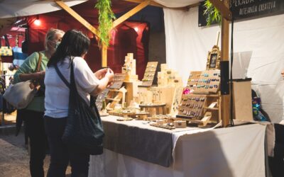 El mercado de artesanía se celebra en el Templo de Diana durante la Semana Santa