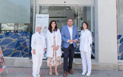 El alcalde visita las instalaciones del Laboratorio de análisis clínicos Synlab en la Puerta de la Villa