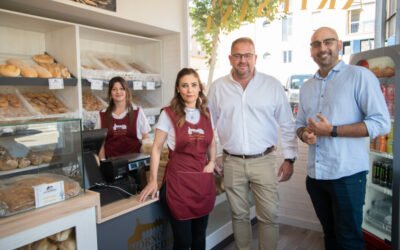 El alcalde visita la nueva panadería que la marca ‘Horno los Remedios’ ha abierto en Nueva Ciudad y que supone la segunda del grupo empresarial en Mérida