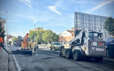 Trabajos de asfaltado en Avenida Vía de la Plata y Glorieta de Los Eméritos