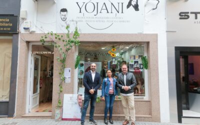 El alcalde visita la tienda de productos de peluquería y tratamientos capilares ‘Yojani’ ubicada en la calle Cervantes con motivo de su apertura este año en la ciudad