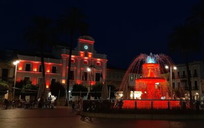 Los principales monumentos, la fuente de la Plaza y la fachada del ayuntamiento se iluminan mañana en color rojo para dar visibilidad a la Hemocromatosis