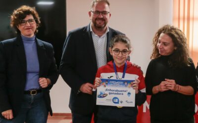El alcalde entrega los premios de dibujo de Aqualia que alcanzan su 21 edición para fomentar el uso racional del agua y donde una alumna emeritense del colegio Atenea ha resultado ganadora