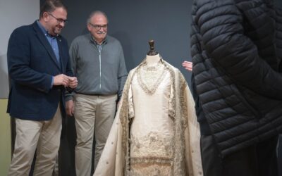 El alcalde presenta la restauración del traje y manto de Santa Eulalia del siglo XVIII que ha costeado el ayuntamiento y que ha sido restaurado por especialistas de la Universidad Politécnica de Valencia