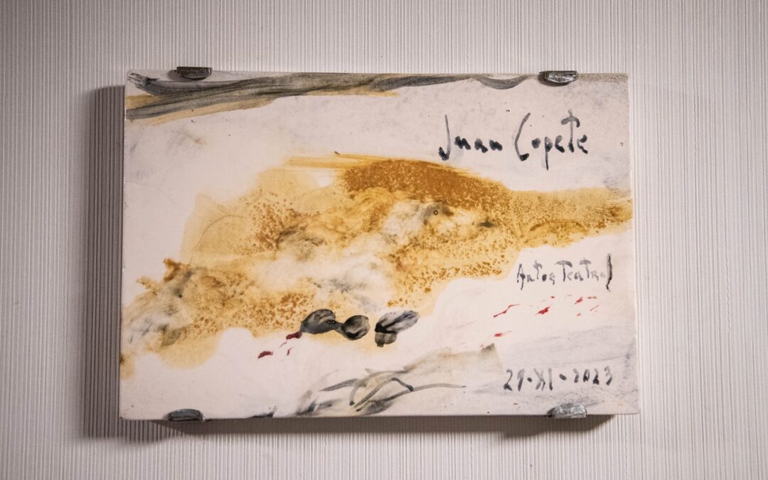 El ayuntamiento homenajea al autor teatral Juan Copete con la inauguración de una sala en el María Luisa que lleva su nombre en una placa realizada por Javier Fernández de Molina y un acto organizado por familiares, amistades y artistas de toda la región coordinado por la actriz Ana Trinidad