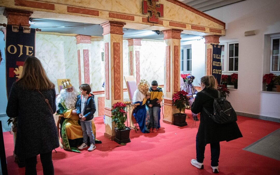 Cientos de niñas y niños visitan a los carteros reales que recogen las cartas de las y los pequeños emeritenses en el  Patio del Ayuntamiento hasta mañana jueves, 4 de enero