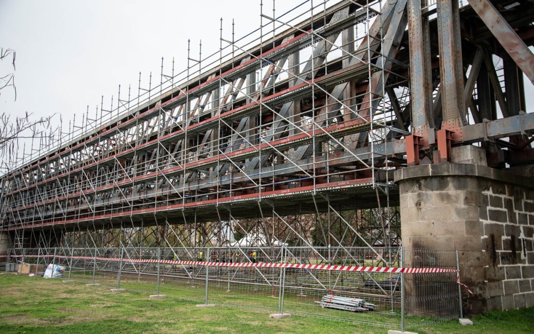 Rodríguez Osuna visita las obras del Puente de Hierro que tienen una inversión del Gobierno de España cercana a los 9 millones de euros y que permitirán conservar y reforzar este puente histórico que ya supera los 140 años de vida útil
