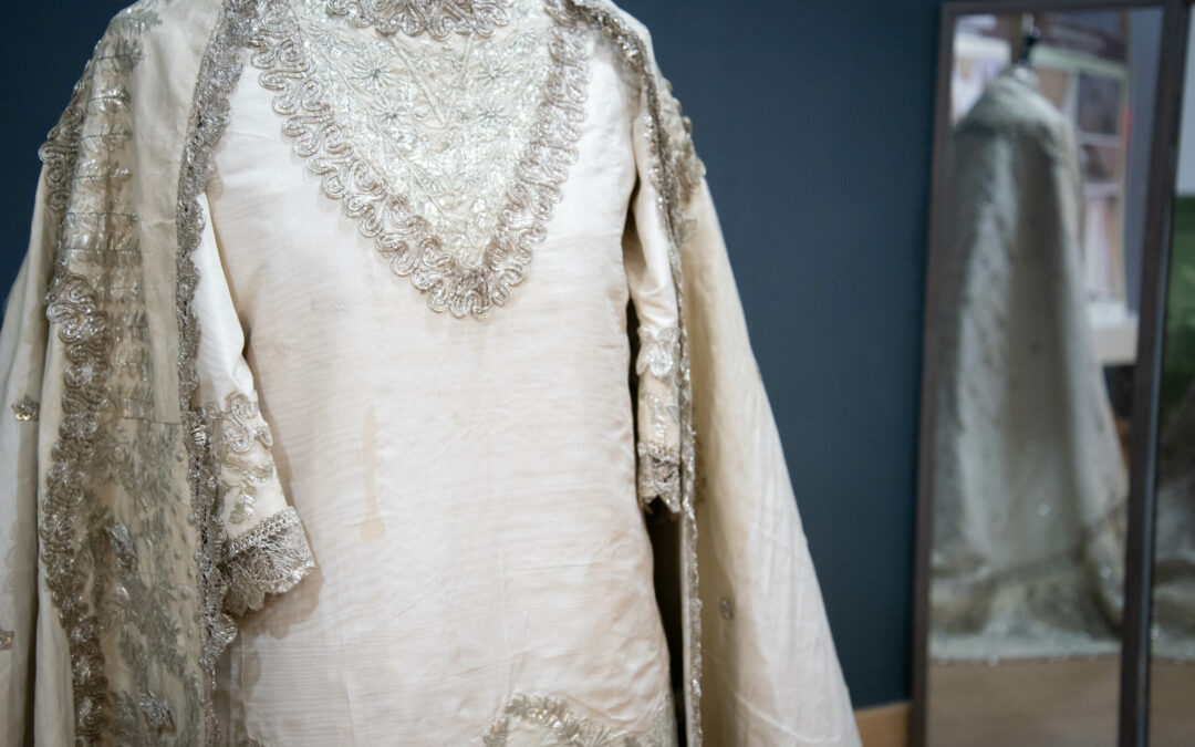 Más de 700 personas han visitado, en la Sala Decumanus, la exposición del traje de Santa Eulalia, del siglo XVIII, tras su restauración