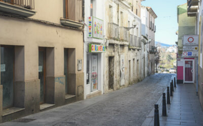 Corte de las calles Cava y Puente por pintura del edificio de la Real Carnicería (Junta de Cofradías)