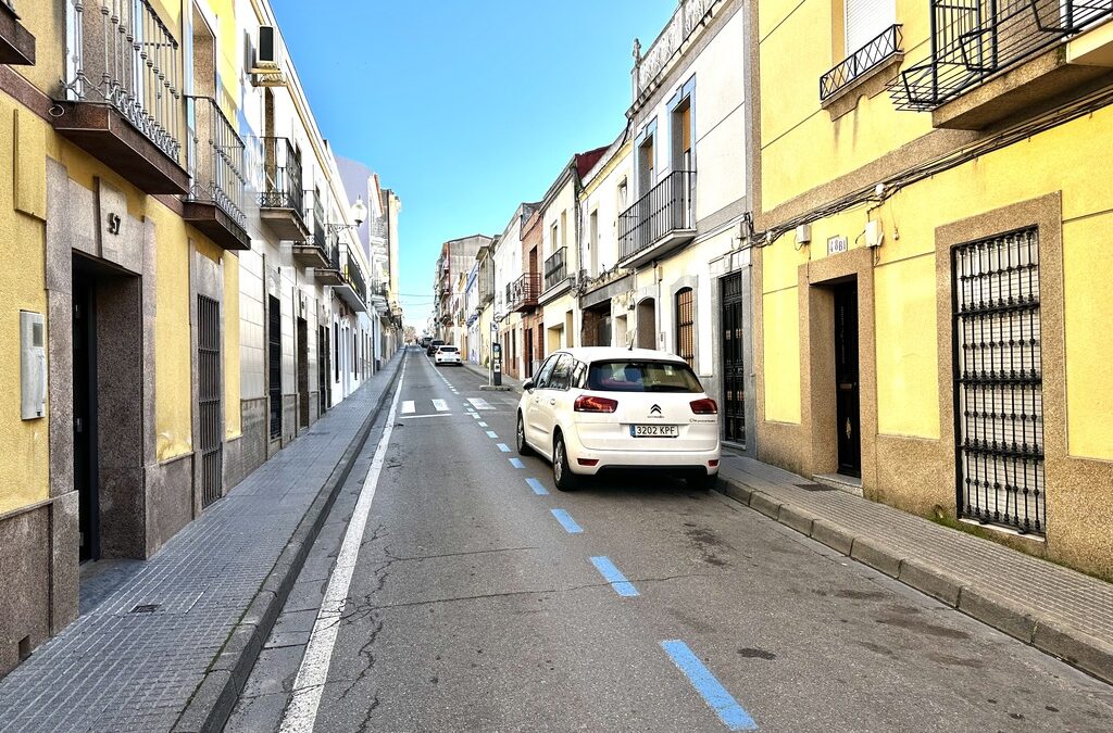 El Ayuntamiento continúa con su compromiso de eliminar plazas de la zona azul en la ciudad de Mérida suprimiendo 36 en Suárez Somonte y repartiendo plazas de zona verde para residentes y vecinos de la zona