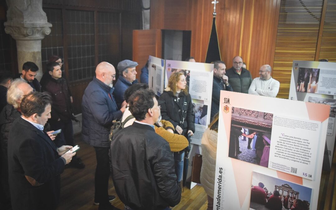 La sede de la Junta de Cofradías acoge la exposición fotográfica “Deteniendo el tiempo” con motivo del X Aniversario de la web de la Semana Santa