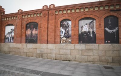 El alcalde ha inaugurado hoy ‘Altera adspectu, con otra mirada’, una exposición fotográfica de gran formato sobre la Semana Santa de Mérida ubicada en la fachada del Mercado de Calatrava