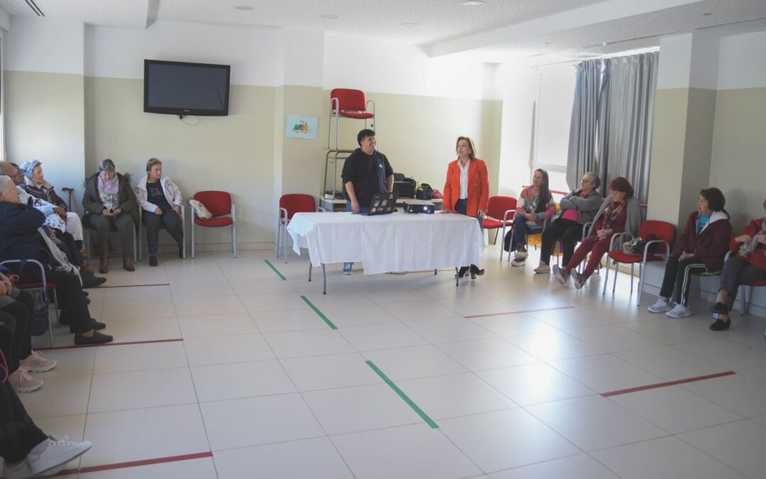 El Hogar de Mayores de la Zona Sur ofrece un taller formativo sobre promoción de la igualdad de género