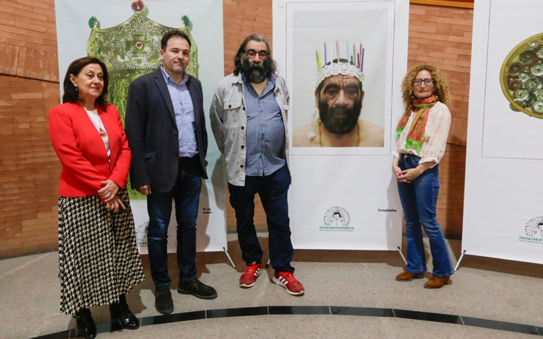 Poesía experimental de Antonio Gómez y un concierto de Mamen Navia en la celebración del Día Internacional de la Poesía en la Biblioteca Juan Pablo Forner