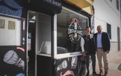 El alcalde visita Barbershop Cristian Gálvez que acaba de abrir en la calle Benito Toresano