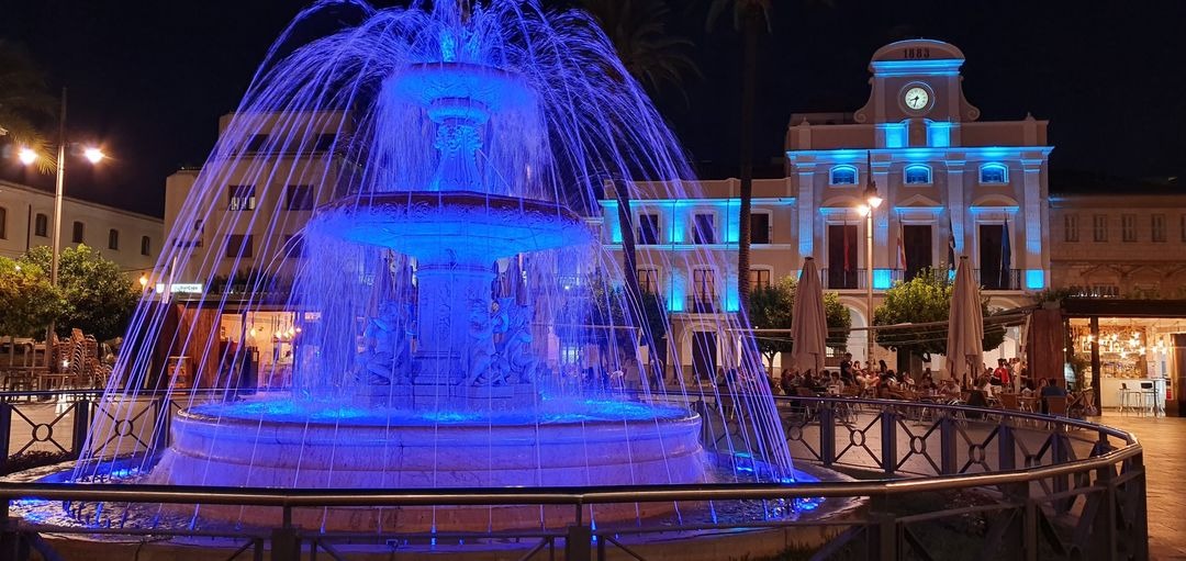 La fachada del Ayuntamiento, la fuente de la plaza y los monumentos se iluminan mañana en color azul con motivo del Día contra el Maltrato Infantil
