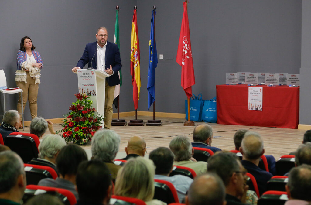 El alcalde anuncia la puesta en marcha de un Plan de Empleo Especial para personas con discapacidad durante su intervención en los Premios Primero de Mayo de UGT donde destaca la firma del Plan de Estabilización del Empleo Público con las centrales sindicales