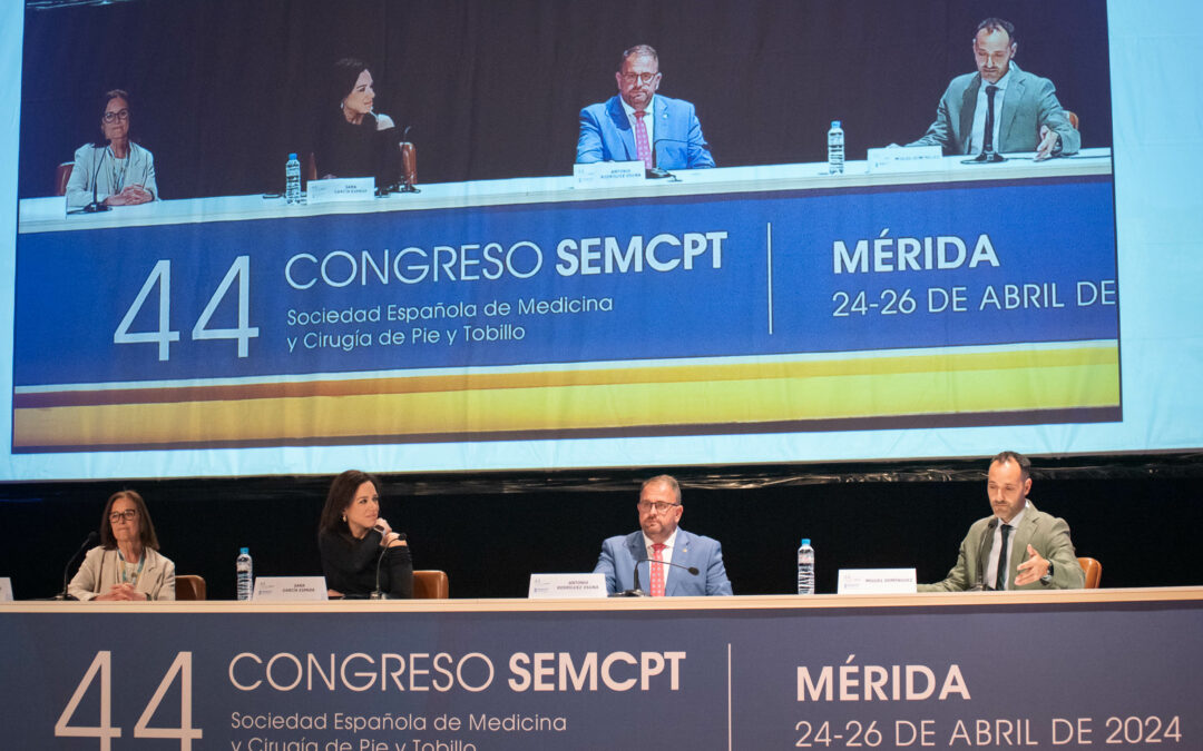 El alcalde interviene en la inauguración del prestigioso Congreso Internacional de la Sociedad Española de Medicina y Cirugía del Pie y Tobillo que se celebra en Mérida y en el que participan más de 400 especialistas