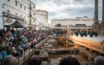 Alrededor de 4.000 personas se han acercado para disfrutar de la décima edición de “Mérida en Danza” celebrada en el Templo de Diana
