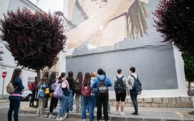 Alumnado del I.E.S Santa Eulalia visita los murales de arte contemporáneo que componen el MUMCO en la barriada de La Antigua