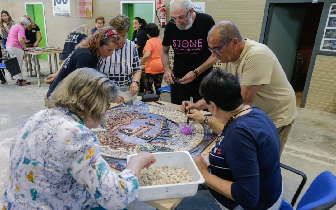 Un taller de la Escuela Profesional Barraeca III en el que participan más de 60 mayores de la ciudad realiza una réplica del mosaico encontrado en la Huerta de Otero