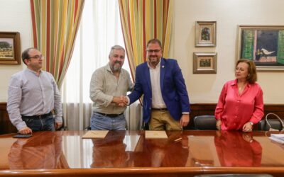 El alcalde cumple el compromiso de aumentar a 21.000 euros la subvención a la Plataforma del Voluntariado de Mérida firmando el nuevo convenio que beneficiará a las 60 entidades y 2.500 voluntarios y voluntarias que la componen