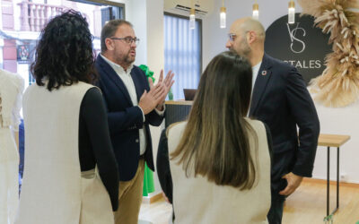 El alcalde visita la nueva tienda de moda ‘Vestales’ que ha abierto sus puertas en la calle Berzocana con gran éxito sus primeras semanas agotando la mayoría de sus diseños y propuestas textiles “únicas” en la ciudad